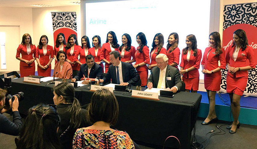 Fernandes menandatangani perjanjian pembelian A321neo bersama Presiden & Ketua Pegawai Eksekutif Airbus, Fabrice Bragier. – Foto Astro AWANI / Luqman Hariz