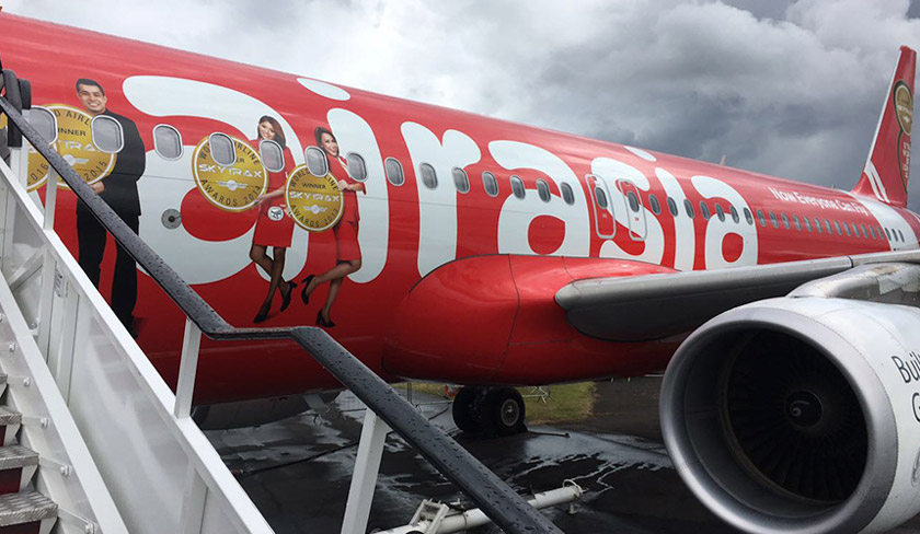 Antara pesawat pameran AirAsia di Pertunjukan Udara Antarabangsa Farnborough. - Foto Astro AWANI / Luqman Hariz