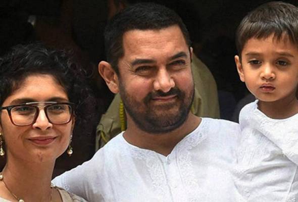 Aamir Khan (tengah) bersama isteri Kiran dan Azad Rao. - Foto Astro Gempak