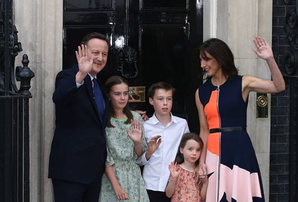 Cameron speaks outside 10 Downing Street with his family behind, in central London on July 13, 2016 before going to Buckingham Palace to tender his resignation to Queen Elizabeth II. - Photo AFP