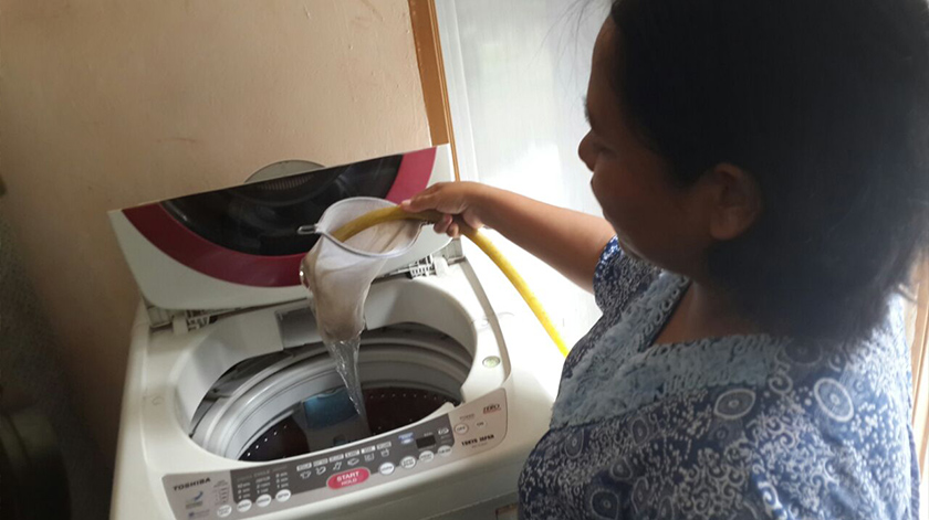 Beledheed guna penapis untuk menapis kekotoran sebelum membasuh pakaian. - Foto Astro AWANI