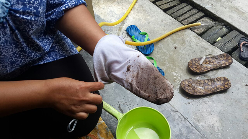 Beledheed menunjukkan kesan kekotoran yang melekat pada kain penapis selepas menapis air bukit yang disalurkan menerusi paip rumahnya. - Foto Astro AWANI