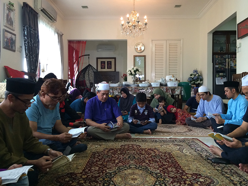 Antara tetamu yang hadir di kediaman Mariyam sekeluarga. - Foto Astro AWANI/ISRAR KHALID