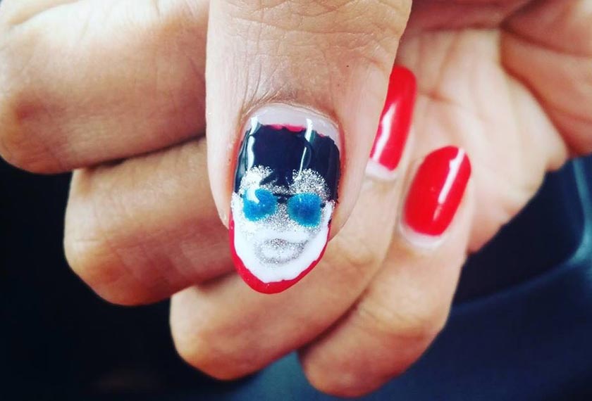 Bagi K.R Pavitra, idea untuk membuat muka Rajinikanth sebagai hiasan kuku lahir setelah melihat poster filem itu.