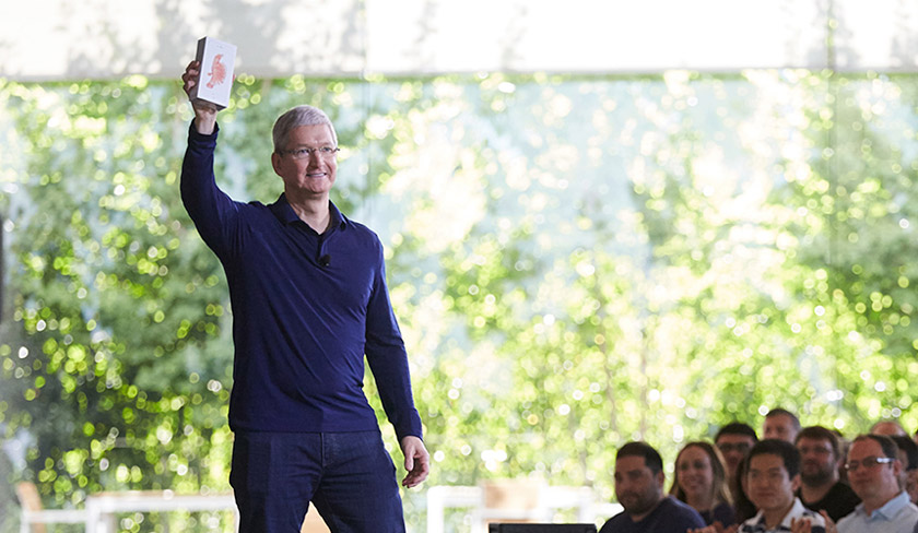 CEO Apple, Tim Cook, memaklumkan jualan iPhone cecah 1 bilion, pada satu mesyuarat bersama kakitangan, Rabu lalu.