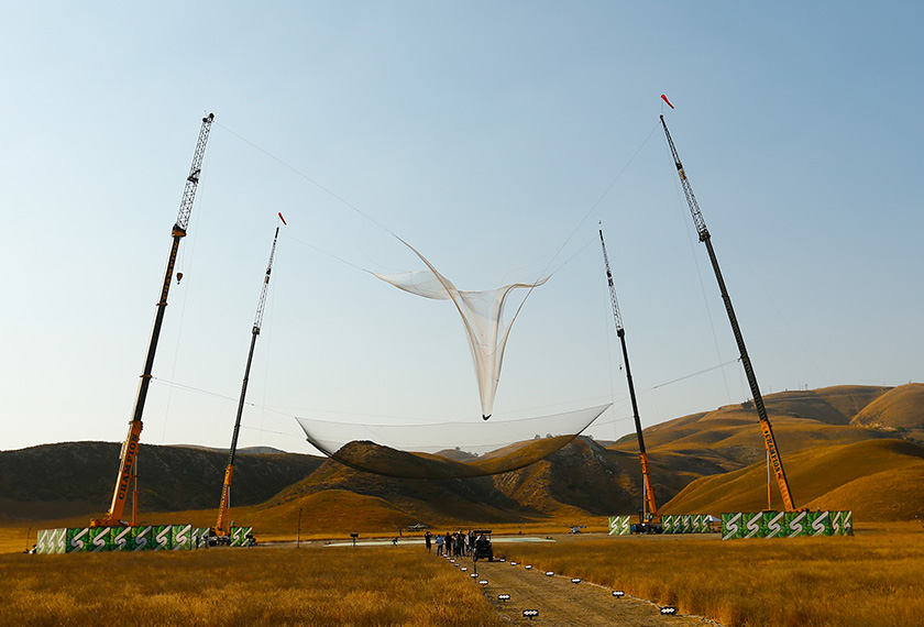 Beliau melakukan terjunan dari ketinggian 25,000 kaki dan mendarat diatas jaring.