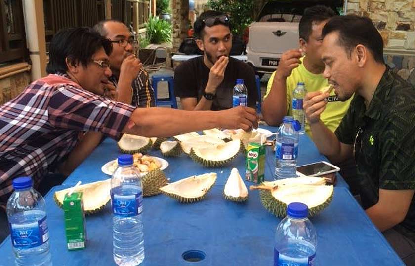 Keistimewaan durian Balik Pulau turut menggamit kehadiran penggemar dari luar Pulau Pinang.