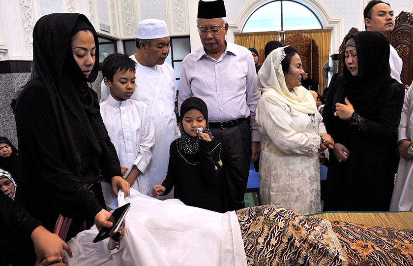 Perdana Menteri Datuk Seri Najib Tun Razak dan isteri Datin Seri Rosmah Mansor ditemani Timbalan Perdana Menteri Datuk Seri Dr Ahmad Zahid Hamidi dan Datin Seri Hamidah Khamis (kanan) menziarahi jenazah menantu timbalan perdana menteri, Datuk Syed Alman Zain Syed Alwi di Surau An-Nur, Country Heights hari ini. - Foto Bernama