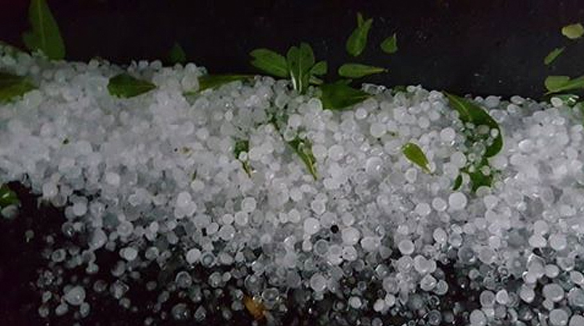 Penduduk di beberapa kawasan sekitar Bukit Jalil dihujani ketulan ais seperti ini pada petang tadi. - Foto Astro AWANI