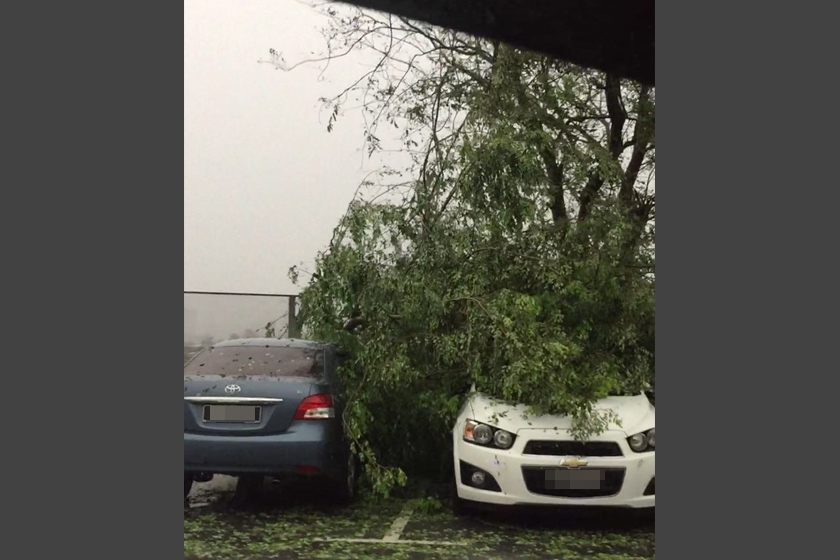 Hujan air batu kejutkan Bukit Jalil, perkhidmatan LRT turut terjejas