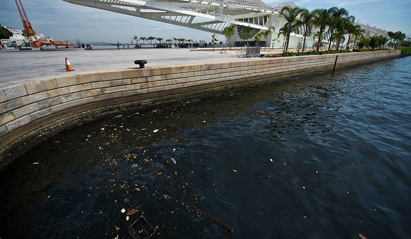 Khairulnizam mendakwa Guanabara Bay dipenuhi sampah sarap hingga menggatalkan kulitnya. - Foto AFP