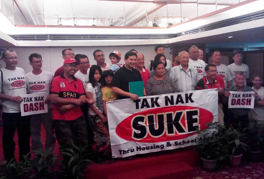 Rafizi menerima memorandum bantahan daripada penduduk terhadap pembinaan lebuhraya SUKE.