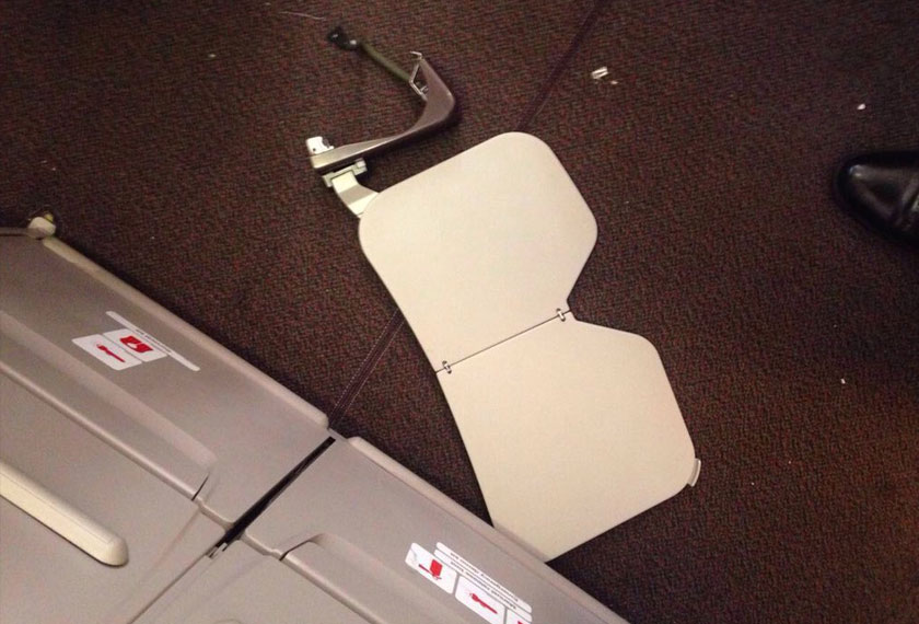 Keadaan di dalam kabin pesawat susulan gelora udara. -Twitter/i-man