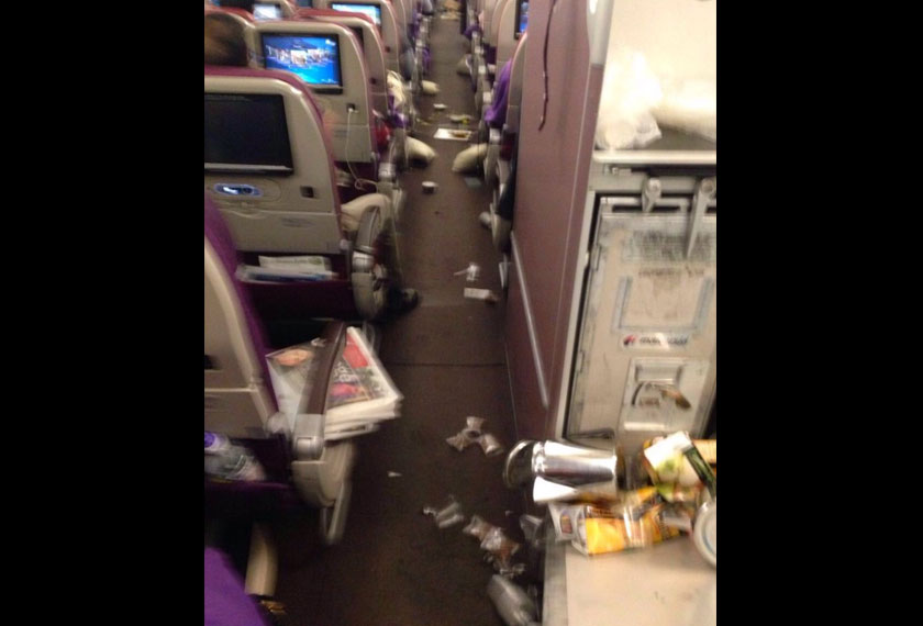 Keadaan di dalam kabin pesawat susulan gelora udara. -Twitter/i-man