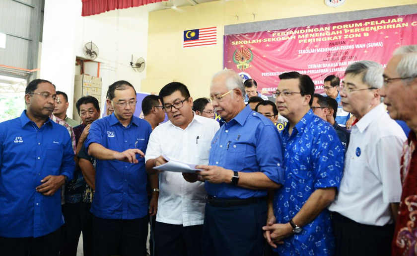 Najib diberi penerangan mengenai plan pembinaan bangunan baru sekolah.