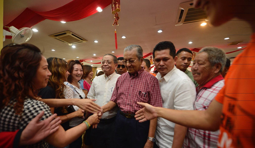 Dr Mahathir meeting attendees of the DAP-organised event held in Sungai Besar today. On his right (left in picture) is DAP national adviser Lim Kit Siang.