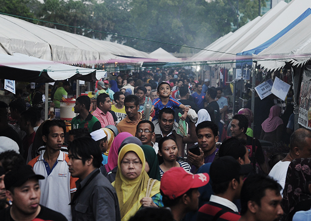 People flocking the Ramadan bazaars before breaking fast. - Filepic