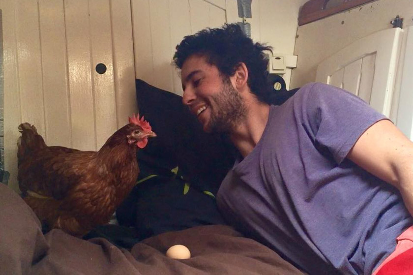 Monique membekalkan telur kepada Guirec - Foto Facebook/Voyage d'Yvinec