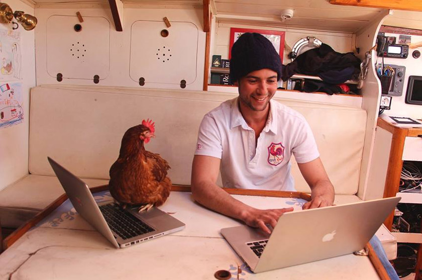 Monique menemani Guirec dalam kabin bot - Foto Facebook/Voyage d'Yvinec