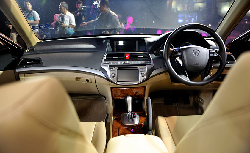 Ruang pemandu Proton Perdana generasi keempat yang dipamerkan sempena pelancaran Proton Perdana model baharu hari ini. - fotoBERNAMA