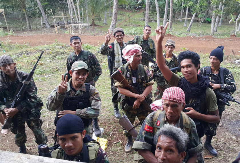 Halim dan beberapa individu lain memilih untuk berunding dengan Pemimpin Barisan Pembebasan Kebangsaan Moro (MNLF). - Halim Ishak