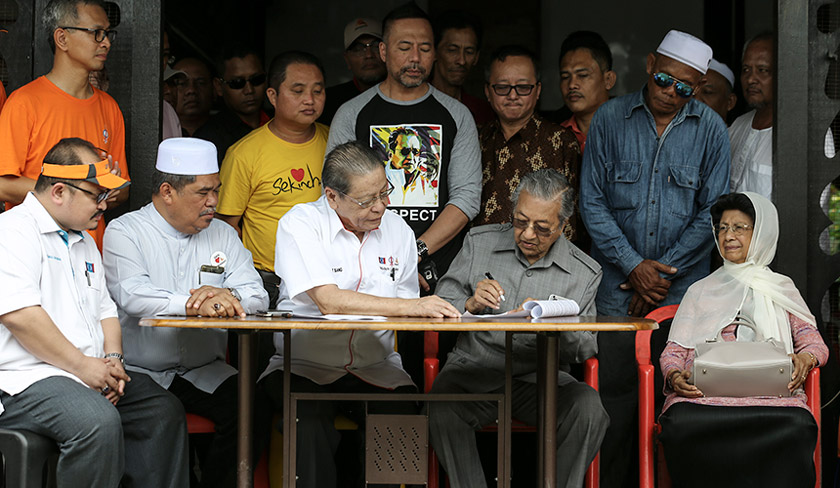 Dr Mahathir (second, right) and wife, Tun Dr Siti Hasmah Mohd Ali (right) with the Opposition's Lim Kit Siang (third, left) and Mohamad Sabu (second, left) in Sekinchan earlier today. - Astro AWANI/Shahir Omar