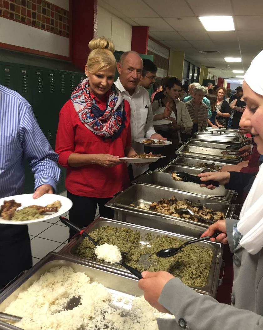Antara hadirin yang beratur mendapatkan juadah sempena majlis Look-In on Ramadan - Foto Reeza Redzuan Rosnan