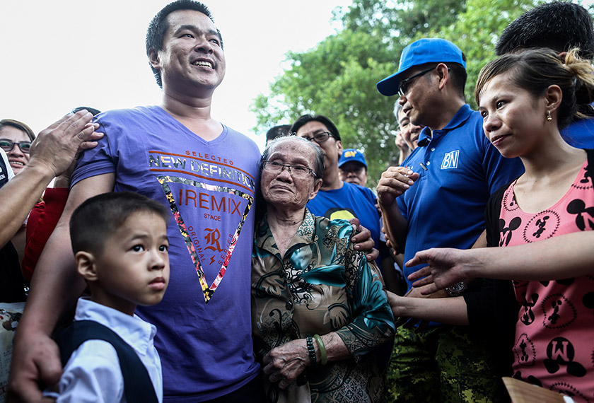 Heng Chee Yong (baju ungu) kelihatan gembira diapit ahli keluarga. - Foto Astro AWANI / Shahir Omar