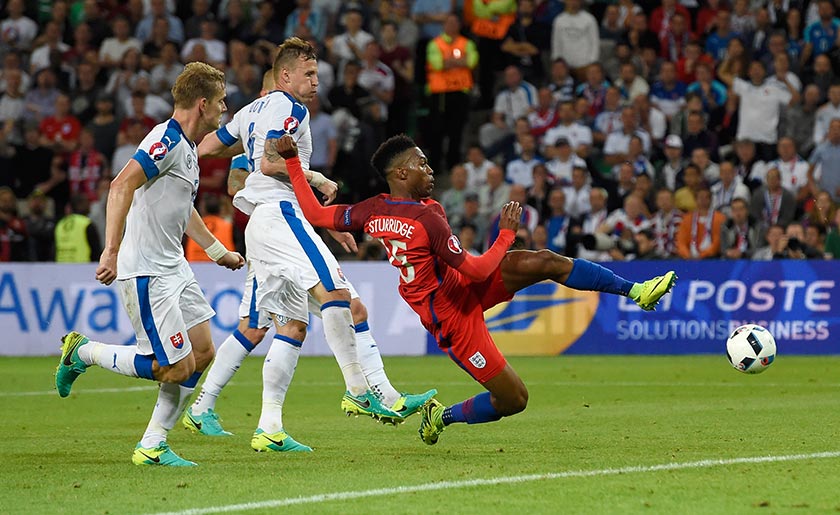 Penyerang England, Daniel Sturridge (tengah) sedang membuat cubaan. - AFP PHOTO / JOE KLAMAR