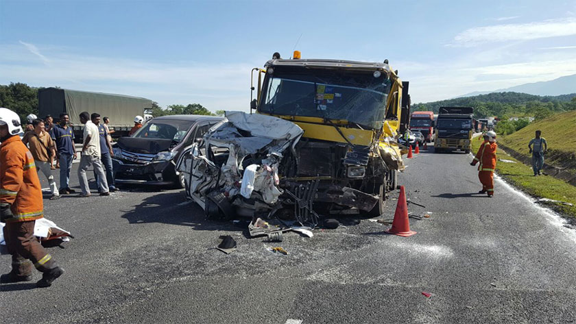 Dua maut dalam kemalangan melibatkan 16 kenderaan di Lebuhraya Utara Selatan (PLUS) arah selatan berhampiran Tanjung Malim, Perak.