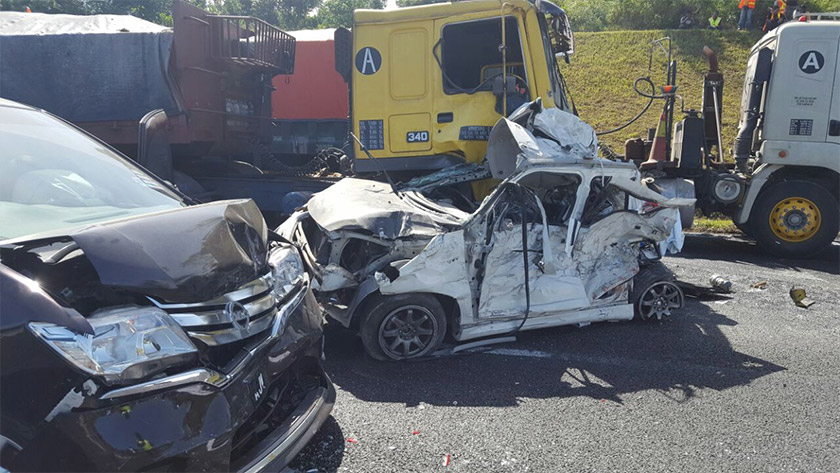 Kenderaan yang dinaiki mangsa tersepit antara dua buah treler. - Foto JPBM