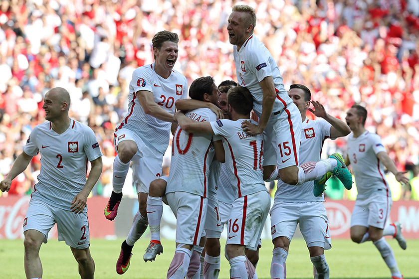 Poland mara ke pusingan seterusnya hanya selepas penentuan penalti . - Foto AFP