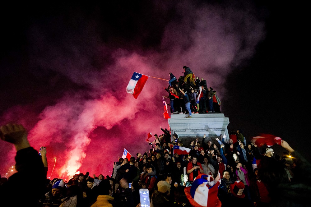 Penyokong Chile meraikan kemenangan di Santiago. (AP Photo/Esteban Felix)