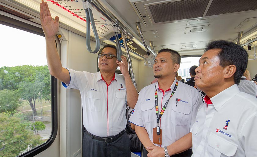 Dari Kiri: Azmi, Ketua Pegawai Eksekutif Rapid Rail Ahmad Nizam Mohd Amin dan Ketua Pegawai Eksekutif Praise Dato' Zohari Sulaiman menaiki tren dari Putra Heights ke Lembah Subang. - Gambar ihsan Prasarana