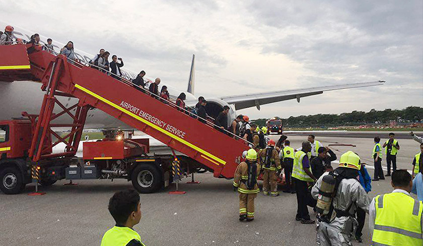 Penumpang turun melalui tangga dan dipindahkan ke terminal lapangan terbang dengan bas. - Foto AP