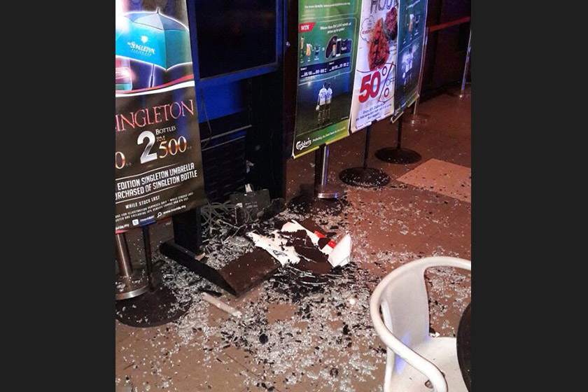 Papan iklan yang turut musnah akibat impak letupan di lokasi. - Sumber foto: Saksi kejadian