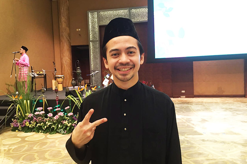 Muhammad Zaki Yamani Mohd Zahari memegang watak Azlan (dewasa).