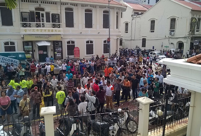 Among the supporters and members of the public who gathered outside the courthouse this morning. - Astro AWANI