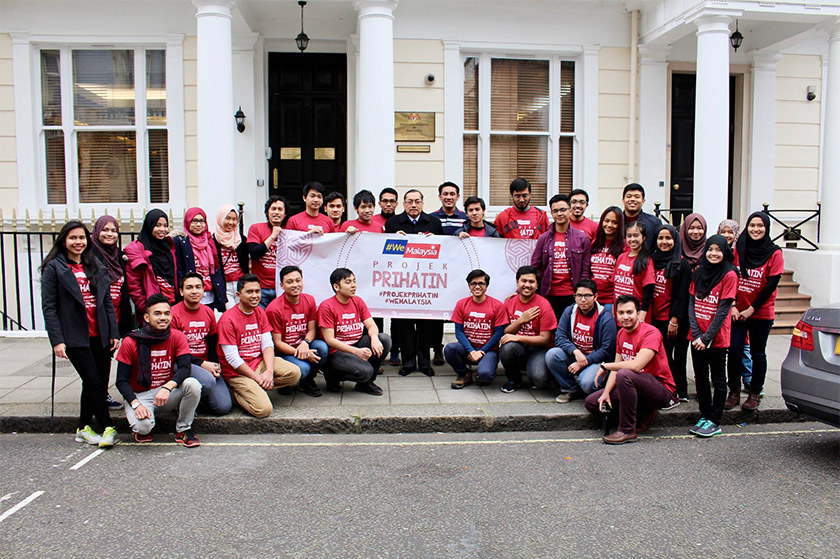 Pesuruhjaya Tinggi Malaysia ke United Kingdom (UK) dan Ireland Utara, Datuk Ahmad Rasidi Hazizi bersama sukarelawan Projek PRIHATIN di Malaysia Hall di Queensborough Terrace, London. - Gambar Kelab UMNO London