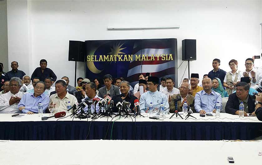 Tindakan Dr Mahathir yang duduk bersama pemimpin pembangkang dilihat sebagai satu usaha mengambil alih peranan pembangkang untuk menumbangkan kerajaan. - Foto AFP