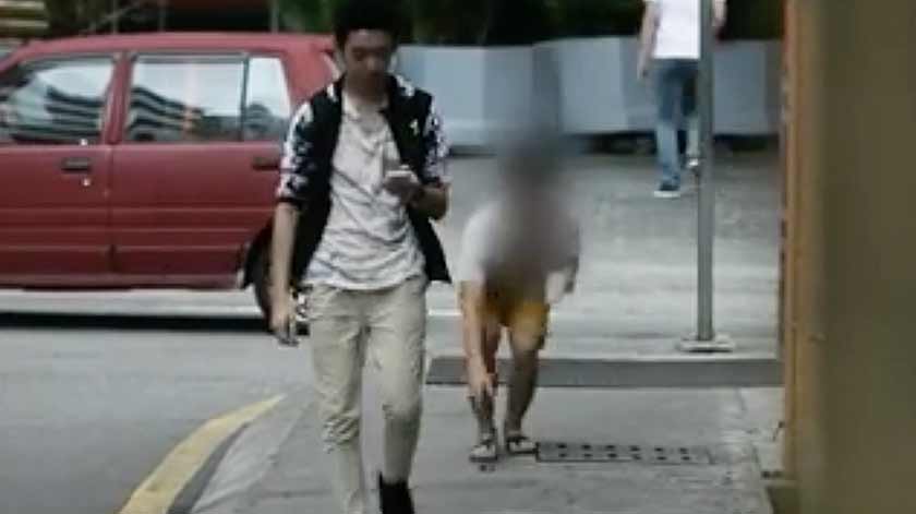 Seorang pemuda dilihat mengambil wang yang tercicir sebelum dimasukkan ke kocek sendiri - Foto Facebook/Jason Lim Productions