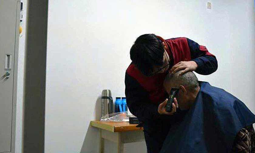 Zhao sedang menyikat rambut ayahnya. - Facebook Sri Sanjeevan 