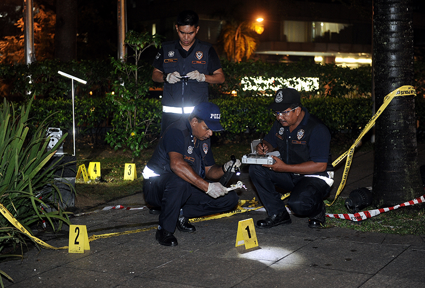 Anggota polis menjalankan siasatan di lokasi penemuan dua objek mencurigakan berhampiran Aquaria Pusat Konvensyen Kuala Lumpur (KLCC). Objek mencurigakan dipercayai bahan letupan itu ditemui petang tadi. --fotoBERNAMA
