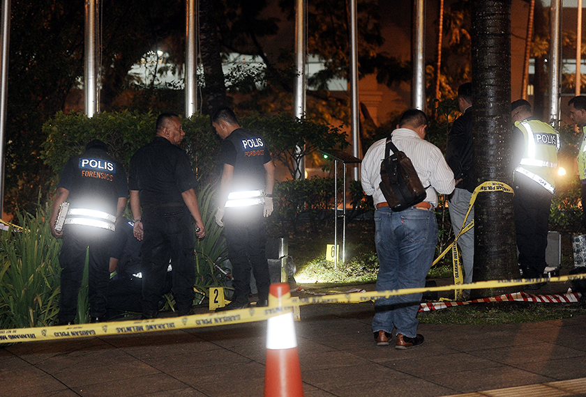 Polis sedang melakukan siasatan terhadap dua botol menyerupai balang di luar Aquaria KLCC - -fotoBERNAMA
