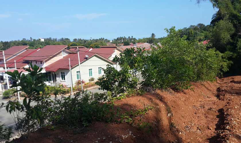Antara kawasan perumahan terdekat dengan lombong bauksit terbiar. - Foto Astro AWANI/Tan Su Lin