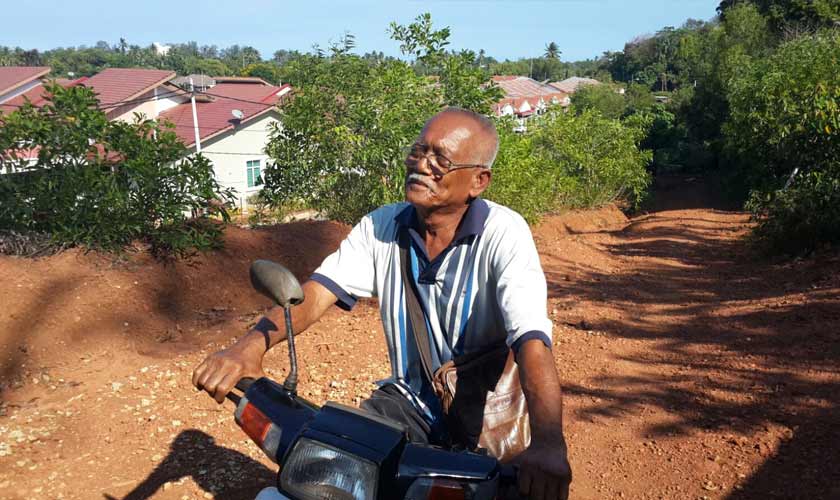 Wan Rahim Wan Abdul Rahman lalu khuatir akan keselamatan keluarganya ekoran lombong bauksit belakang rumahnya. - Foto Astro AWANI/Tan Su Lin