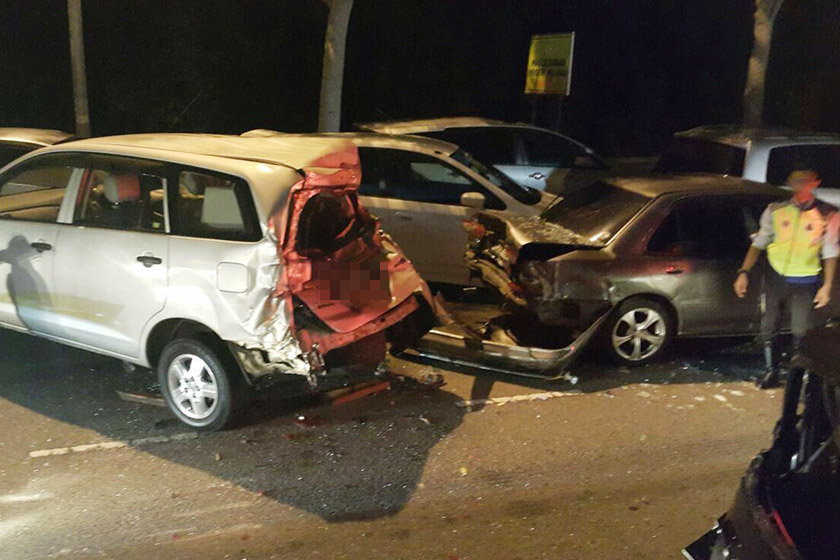 Sebahagian daripada kereta milik penonton bola sepak sewaktu perlawanan antara JDT dengan PDRM dirempuh kenderaan berat di luar stadium. - Foto Astro AWANI