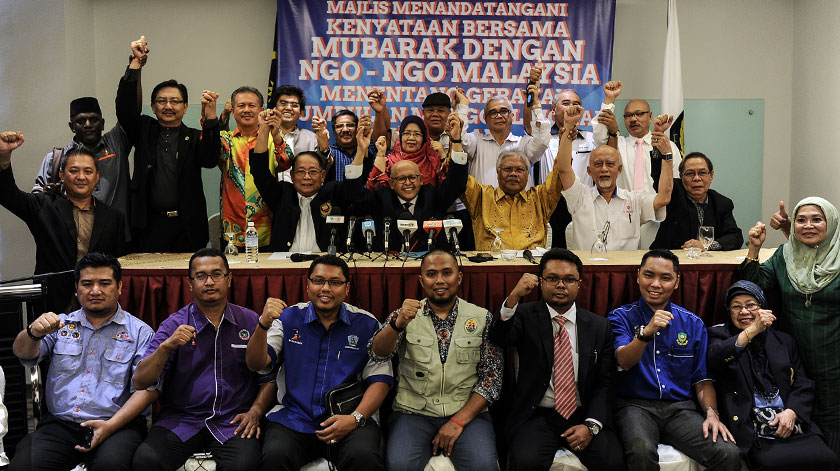 Mubarak menandatangani kenyataan bersama dengan 42 NGO bagi menentang kumpulan yang mahu menjatuhkan perdana menteri. -Astro AWANI/Shahir Omar