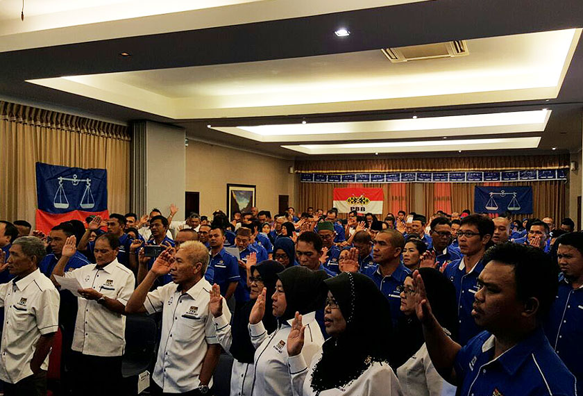 Turut hadir adalah Ahli Parlimen Santubong merangkap Pengarah Operasi Jentera Pilihan Raya itu, Datuk Seri Dr. Wan Junaidi Tuanku Jaafar, Timbalan Ketua Cawangan, Kaunselor Abu Seman Karim dan Setiausaha Cawangan, Kaunselor Abdul Razak Wahab. - Foto Astro AWANI