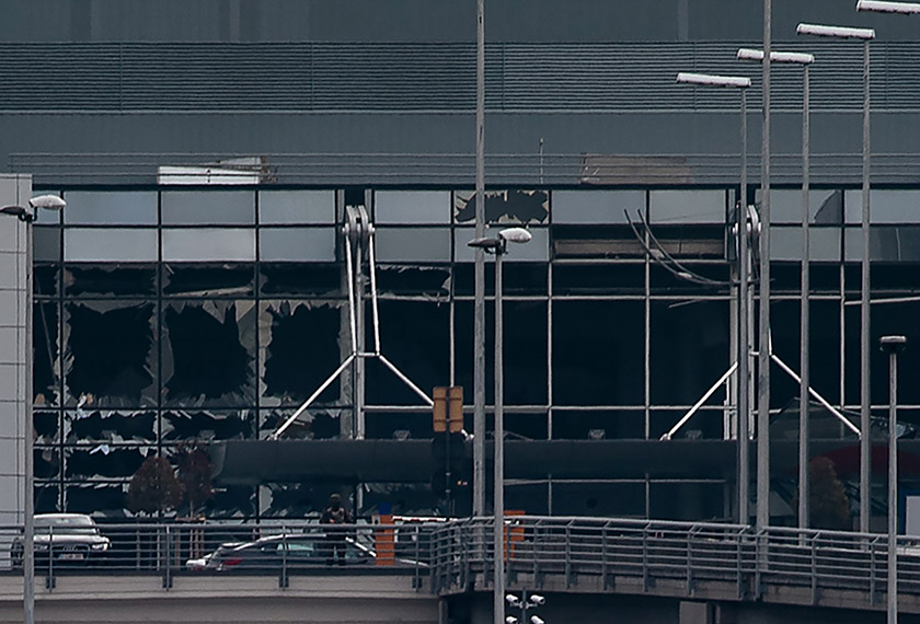 Gambar ini diambil pada 22 Mac 2016, yang menunjukkan tingkap di Lapangan Terbang Brussel, Zaventem pecah selepas dua letupan berlaku di sini.  - Foto AFP / BELGA / JONAS ROOSENS